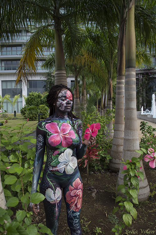 bodypainting with flowers