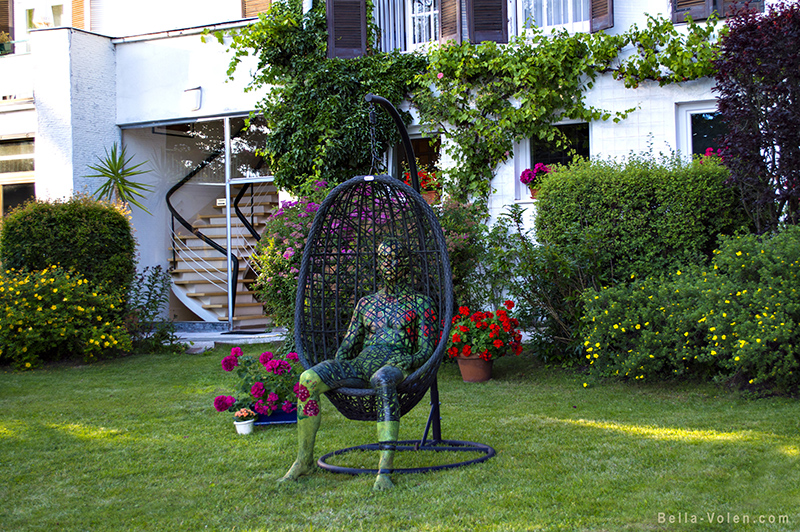 camouflage illusion body painting