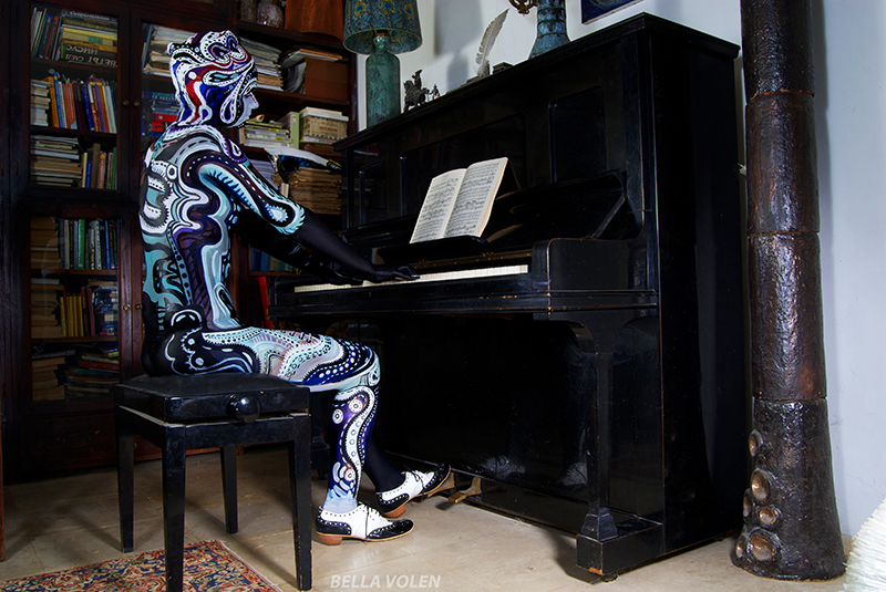 staged fine art photography & bodypainting and piano